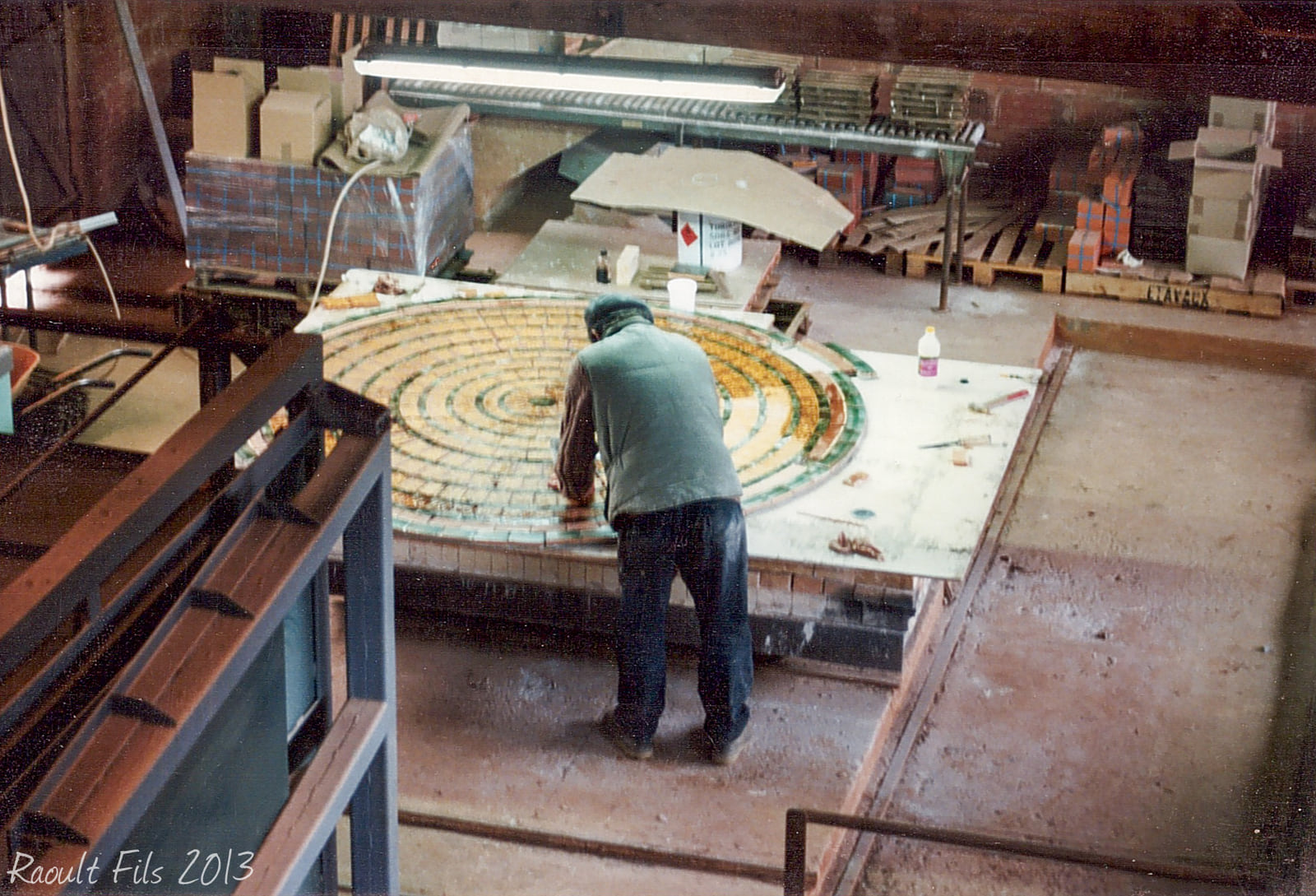 Composition manuelle d’une mosaïque dans l’atelier Raoult & Fils
