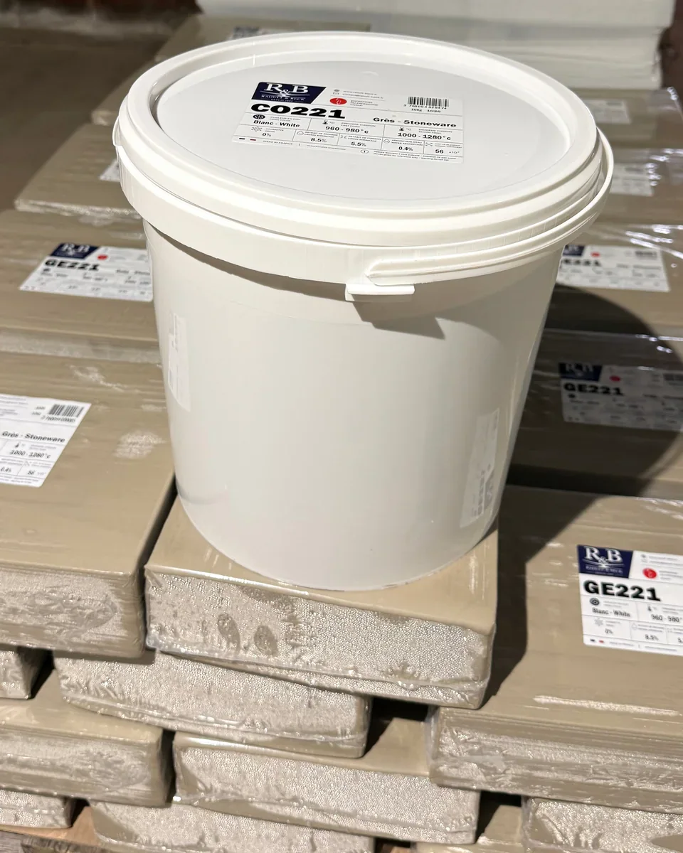 Seau fermé de 10 kg de barbotine CO221, photographié sur les pains de GE221 à la manufacture Raoult & Beck