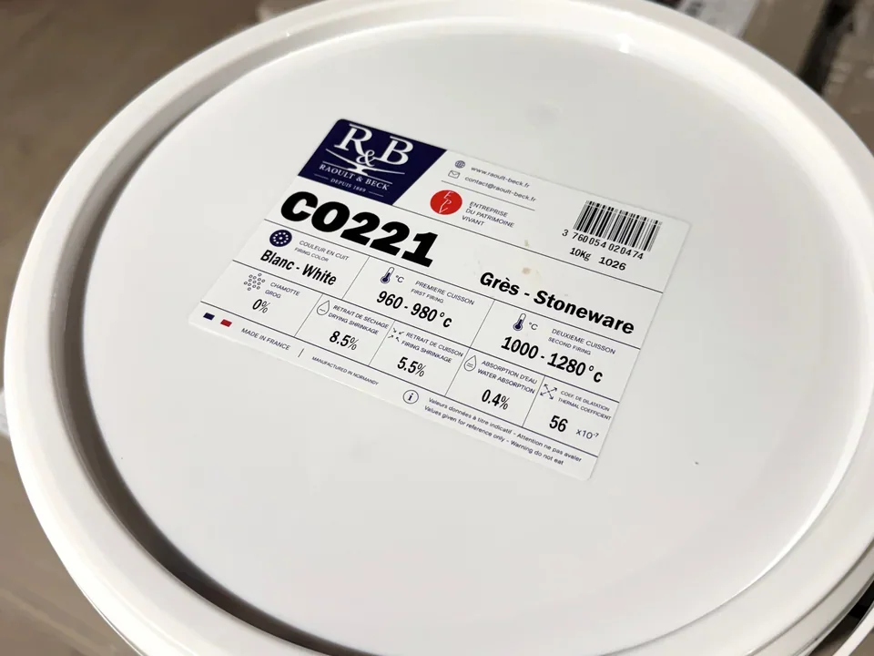 Gros plan de l’étiquette du seau CO221 de grès blanc de coulage