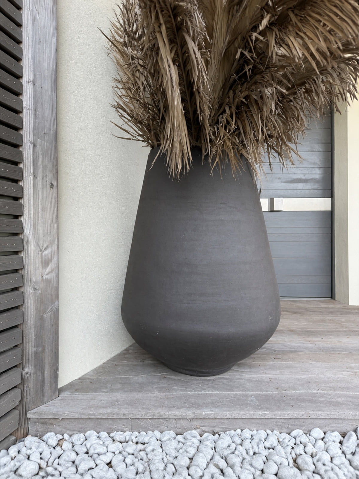 Grand vase en grès Anthra GE700 sur une terrasse contemporaine